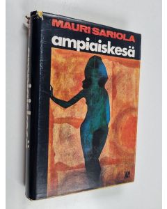 Kirjailijan Mauri Sariola käytetty kirja Ampiaiskesä
