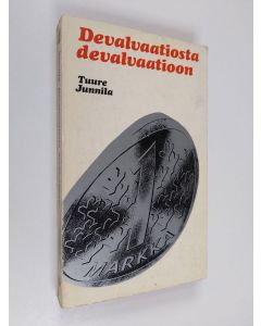 Kirjailijan Tuure Junnila käytetty kirja Devalvaatiosta devalvaatioon : Vuosikymmen 1957-1967 suomalaista talouspolitiikkaa