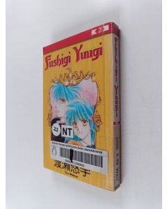Kirjailijan Yuu Watase käytetty kirja Fushigi Yuugi 2