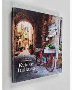 Kirjailijan Heli Pekkarinen käytetty kirja Kylässä Italiassa