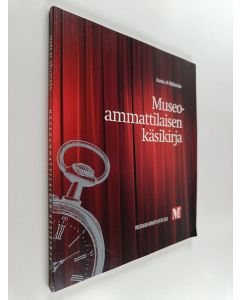 Kirjailijan Jaana af Hällström käytetty kirja Museoammattilaisen käsikirja
