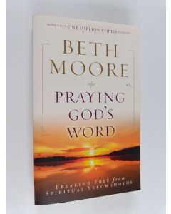Kirjailijan Beth Moore käytetty kirja Praying God's word : breaking free from spiritual strongholds
