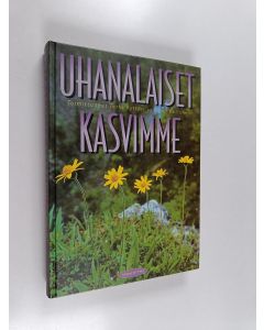 Kirjailijan Terhi Ryttäri & Taina Kettunen käytetty kirja Uhanalaiset kasvimme