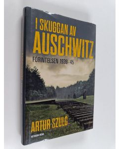Kirjailijan Artur Szulc käytetty kirja I skuggan av Auschwitz : Förintelsen 1939-45