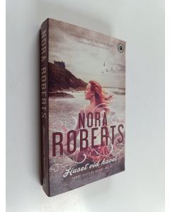Kirjailijan Nora Roberts käytetty kirja Huset vid havet