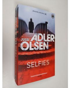 Kirjailijan Jussi Adler-Olsen käytetty kirja Selfies (ERINOMAINEN)