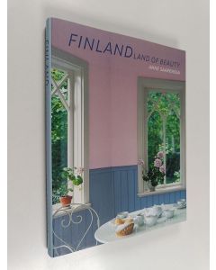 Kirjailijan Anne Saarenoja käytetty kirja Finland : land of beauty
