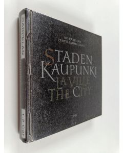 Kirjailijan Bo Carpelan & Pentti Sammallahti käytetty kirja Staden : Dikter och bilder från Helsingfors = Kaupunki : Runoja ja kuvia Helsingistä