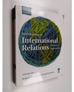 Kirjailijan Robert Jackson käytetty kirja Introduction to international relations : theories and approaches