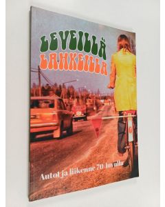 käytetty kirja Leveillä lahkeilla : autot ja liikenne 70-luvulla