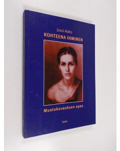 Kirjailijan Jussi Aalto käytetty kirja Kohteena ihminen : muotokuvauksen opas