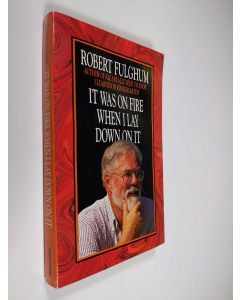 Kirjailijan Robert Fulghum käytetty kirja It was on fire when I lay down on it
