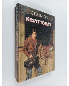 Kirjailijan S. E. Hinton käytetty kirja Kesyttömät