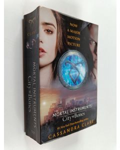 Kirjailijan Cassandra Clare käytetty kirja The Mortal Instruments 1: City of Bones