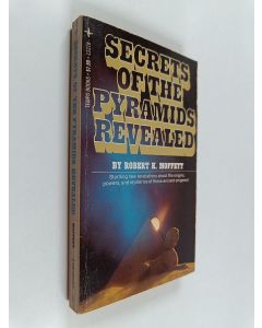 Kirjailijan Robert Knight Moffett käytetty kirja Secrets of the Pyramids Revealed
