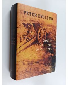 Kirjailijan Peter Englund käytetty kirja Sodan kauneus ja kauheus : 215 lyhyttä lukua ensimmäisestä maailmansodasta