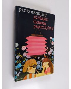 Kirjailijan Pirjo Manninen käytetty kirja Pihlajan oksassa paperilyhty