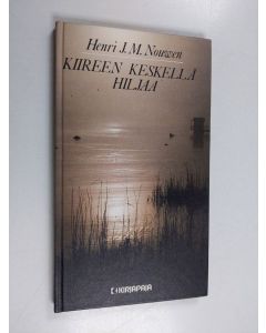 Kirjailijan Henri J. M. Nouwen käytetty kirja Kiireen keskellä hiljaa