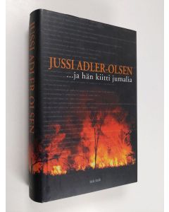 Kirjailijan Jussi Adler-Olsen käytetty kirja ja hän kiitti jumalia (ERINOMAINEN)