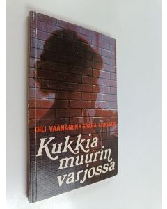 Kirjailijan Oili Väänänen käytetty kirja Kukkia muurin varjossa : elämäntarina