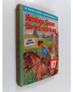 Kirjailijan Enid Blyton käytetty kirja Hemliga Sjuan får ett uppdrag