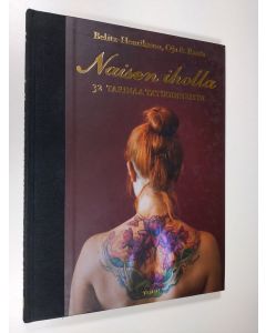 Kirjailijan Jenny Belitz-Henriksson uusi kirja Naisen iholla : 32 tarinaa tatuoinneista (ERINOMAINEN)
