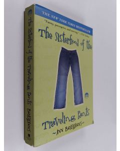 Kirjailijan Ann Brashares käytetty kirja The Sisterhood of the Traveling Pants