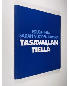Kirjailijan Jorma Komulainen käytetty kirja Tasavallan tiellä : eduskunta sadan vuoden kuvina