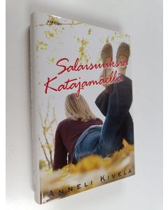 Kirjailijan Anneli Kivelä käytetty kirja Salaisuuksia Katajamäellä
