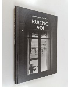 Kirjailijan Kaija Schwanck käytetty kirja Kuopio soi : Kuopion musiikinystäväin yhdistys 90 vuotta : 1903-1993