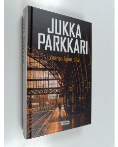 Kirjailijan Jukka Parkkari käytetty kirja Väärän lipun alla : romaani sotilaallisesta vakoilusta ja vastavakoilusta 2002-2003