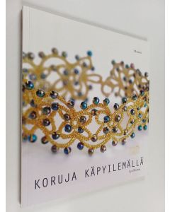 Kirjailijan Lyn Morton käytetty kirja Koruja käpyilemällä
