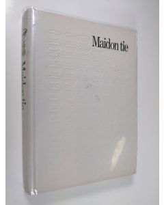 Kirjailijan Kari Hokkanen käytetty kirja Maidon tie : Valio ja osuusmeijerijärjestö 1905-1980