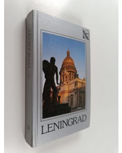 Kirjailijan Pavel Kann käytetty kirja Leningrad : a guide