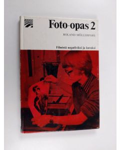 Kirjailijan Roland Möllerfors käytetty kirja Foto-opas 2 : Filmistä negatiiviksi ja kuvaksi
