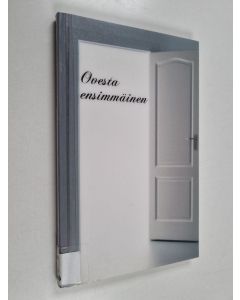 Kirjailijan Kaija-Riitta Grönholm käytetty kirja Ovesta ensimmäinen