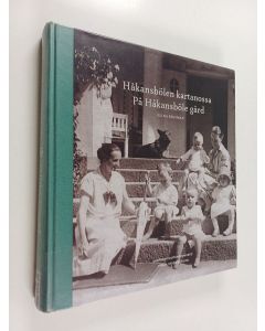 Kirjailijan Elina Riksman käytetty kirja Håkansbölen kartanossa = På Håkansböle gård
