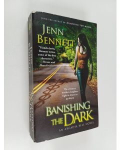 Kirjailijan Jenn Bennett käytetty kirja Banishing the Dark