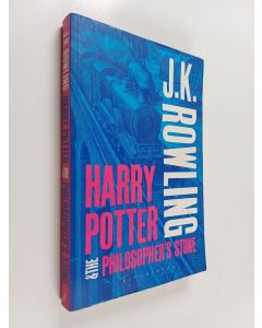 Kirjailijan J.K. Rowling käytetty kirja Harry Potter and the philosopher´s stone