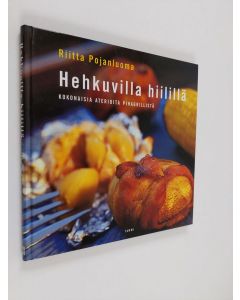 Kirjailijan Riitta Pojanluoma käytetty kirja Hehkuvilla hiilillä : kokonaisia aterioita pihagrillistä