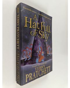 Kirjailijan Terry Pratchett käytetty kirja A hat full of sky : a story of Discworld