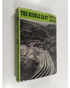 Kirjailijan Stephen Hemsley Longrigg käytetty kirja The Middle East - A Social Geography