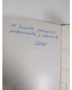 Kirjailijan Hannu Särkiö käytetty kirja YYA : vuoden 1948 ystävyys,- yhteistoiminta- ja avunantosopimus suomalaisten kommenttien valossa kiinnittäen erityisesti huomiota sen sotilaalliseen puoleen (signeerattu)