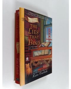 Kirjailijan Kate Carlisle käytetty kirja The Lies That Bind : A Bibliophile Mystery
