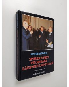 Kirjailijan Tuure Junnila käytetty kirja Myrskyinen vuosisata lähenee loppuaan