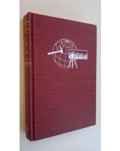 Kirjailijan Ruth Moore käytetty kirja The Earth We Live On - The Story of Geological Discovery