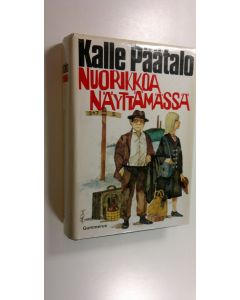 Kirjailijan Kalle Päätalo käytetty kirja Nuorikkoa näyttämässä