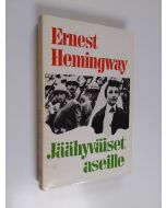 Kirjailijan Ernest Hemingway käytetty kirja Jäähyväiset aseille