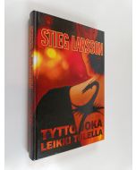 Kirjailijan Stieg Larsson käytetty kirja Tyttö joka leikki tulella