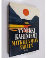 Kirjailijan Annikki Kariniemi käytetty kirja Matkalla maan ääreen